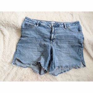 Ava & Viv Light Wash Distressed High Rise Relaxed Bermuda Jean Shorts Raw Hem 18